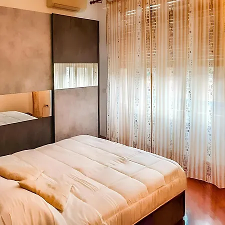 Modern Apartment With Free Parking, Balcony And Very Easy City Access-3