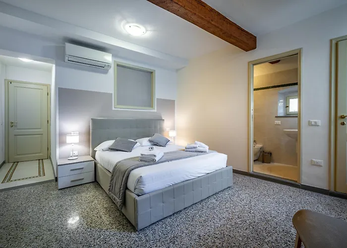Yid Agnolo Three Bedroom Apartment In Florence